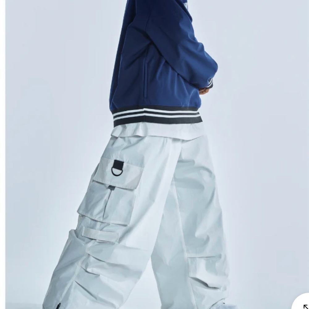 Baggy style snowboard pants never worn size medium